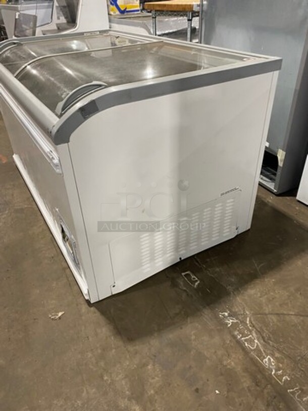 AHT Commercial Reach Down Chest Freezer Display Merchandiser! Model: PARIS145 SN: 40990900000112 110/120V 60HZ 1 Phase - Image 2 of 7