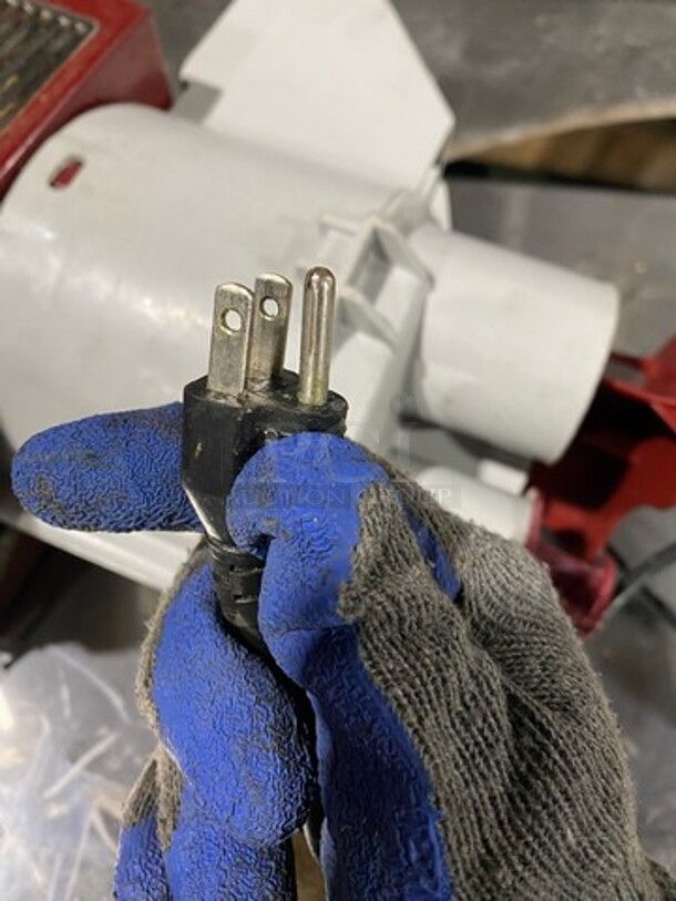 Robot Coupe Commercial Countertop Food Processor/Chopper Machine! Model: R2N SN: 2463643703A07 120V - Image 8 of 9