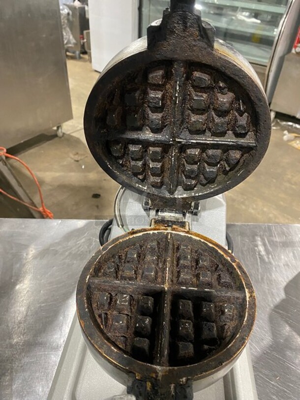 Waring Commercial Countertop Waffle Maker! Model WW180X! 120V! - Image 5 of 8