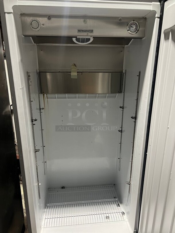 Kelvinator Commercial Single Door Reach In Cooler! Poly Coated Racks! All Stainless Steel! On Casters! Model: KCBM180RQYA SN:wa70302634 115V - Image 4 of 9