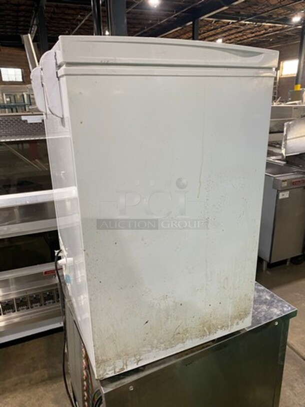 Insignia Commercial Reach Down Chest Freezer! With Hinged Top Lid! WORKING WHEN REMOVED! Model: NSCZ35WH9 SN: 19D03W01852 115V 60HZ 1 Phase - Image 3 of 8