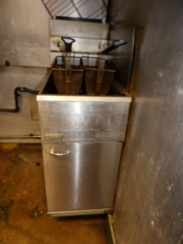Pitco 40D Natural Gas 40-45lb Stainless Steel Floor Fryer, used for Frying Fish - Image 2 of 3