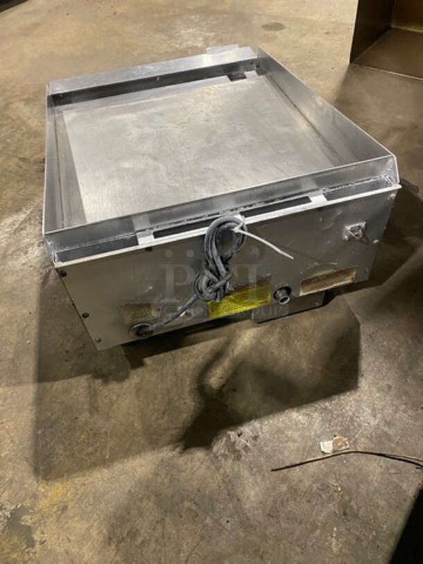 Vulcan Commercial Countertop Natural Gas Powered Flat Top Griddle! With Thermostat Controls! With Back And Side Splashes! All Stainless Steel! On Legs! Model: 24RFG SN: 650124046 - Image 4 of 10