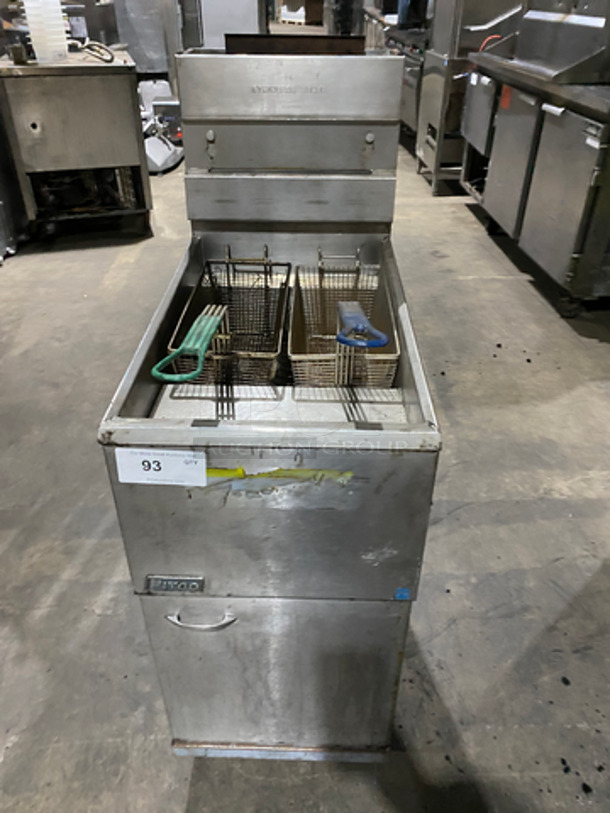 Pitco Commercial Natural Gas Powered Deep Fat Fryer! With Backsplash! With 2 Metal Frying Baskets! All Stainless Steel! On Legs!