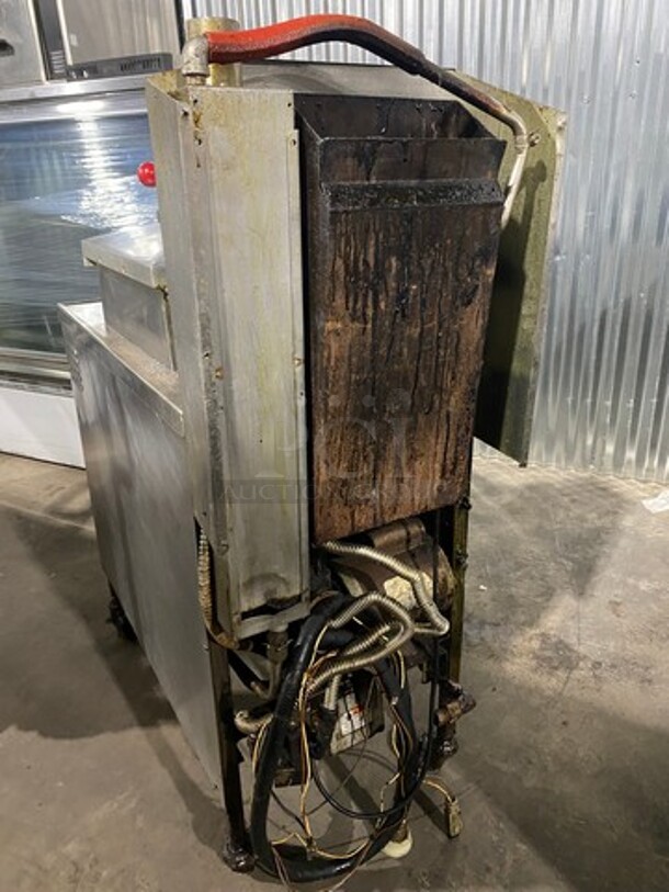 Henny Penny Commercial Natural Gas Powered Pressure Fryer! All Stainless Steel! On Casters! MODEL 600C SERIAL:AN1012010 120V 1PH - Image 3 of 12