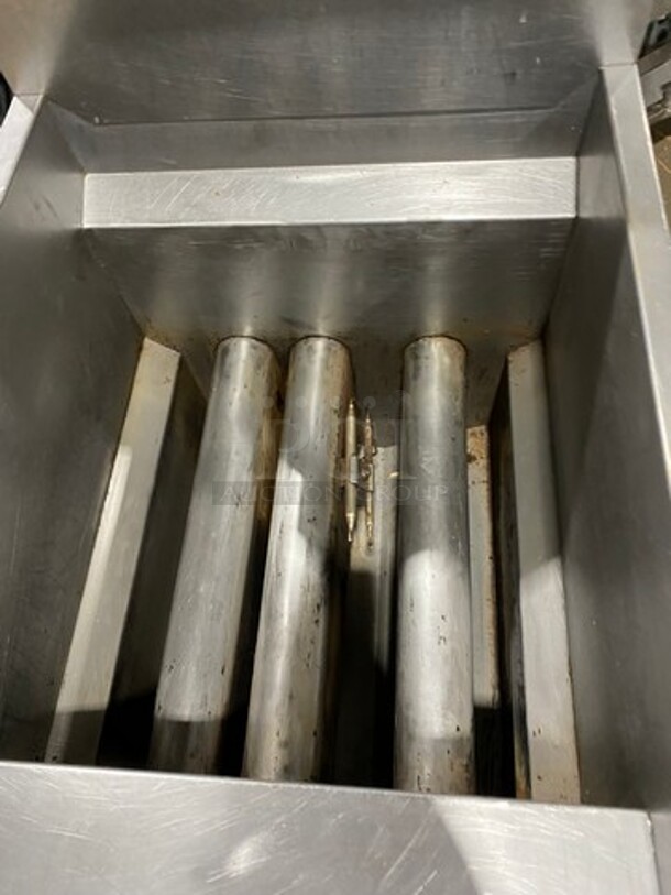 Cook Rite Commercial Natural Gas Powered Deep Fat Fryer! With Backsplash! With 2 Metal Frying Baskets! All Stainless Steel! On Legs! Model: ATFS40 - Image 6 of 9