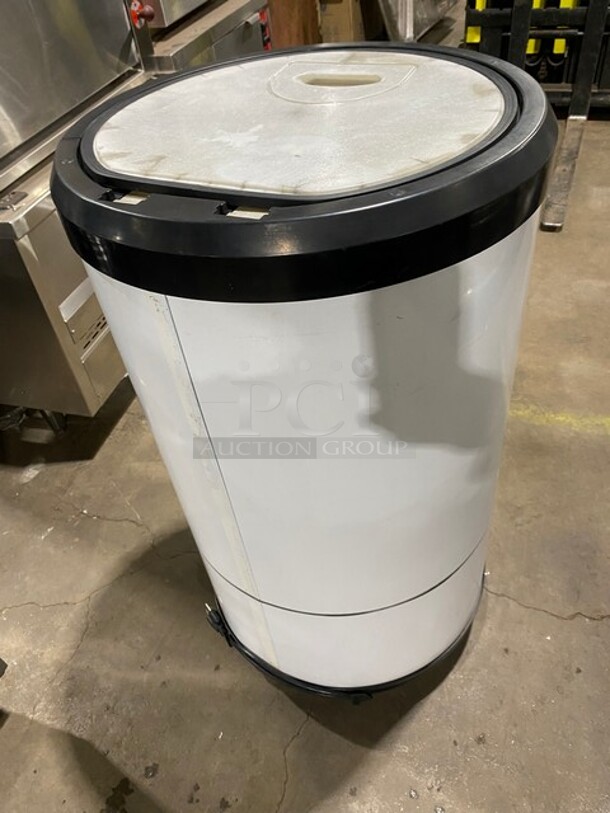 NICE! Reach In Outdoor Cooler! - Image 3 of 4