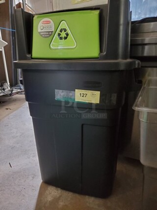 RUBBERMAID Trash Can 