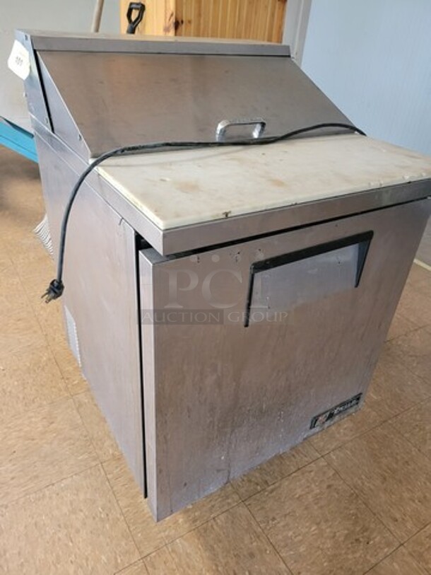True TSSU-27-08 27" Sandwich/Salad Prep Table w/ Refrigerated Base! - Image 4 of 4
