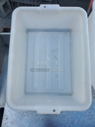 White 20" x 15" x 7" Heavy Duty Polyethylene Plastic Bus Tub 
