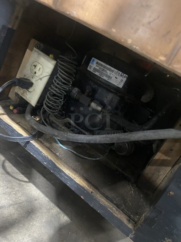 Exotic Style Round Lobster Tank!  - Image 6 of 7