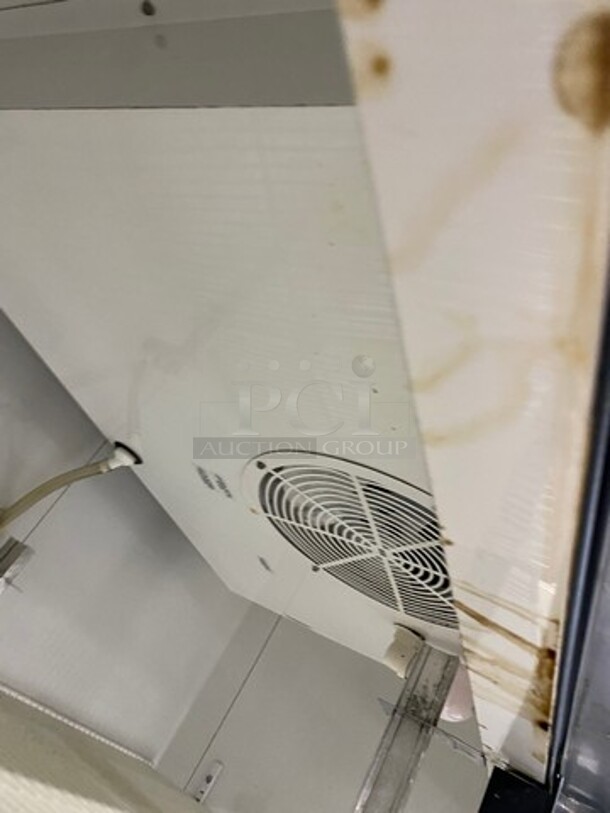 True Commercial 2 Door Reach In Cooler! Poly Coated Racks! All Stainless Steel! Model: T49 SN: 6950022 115V 60HZ 1 Phase - Image 7 of 9