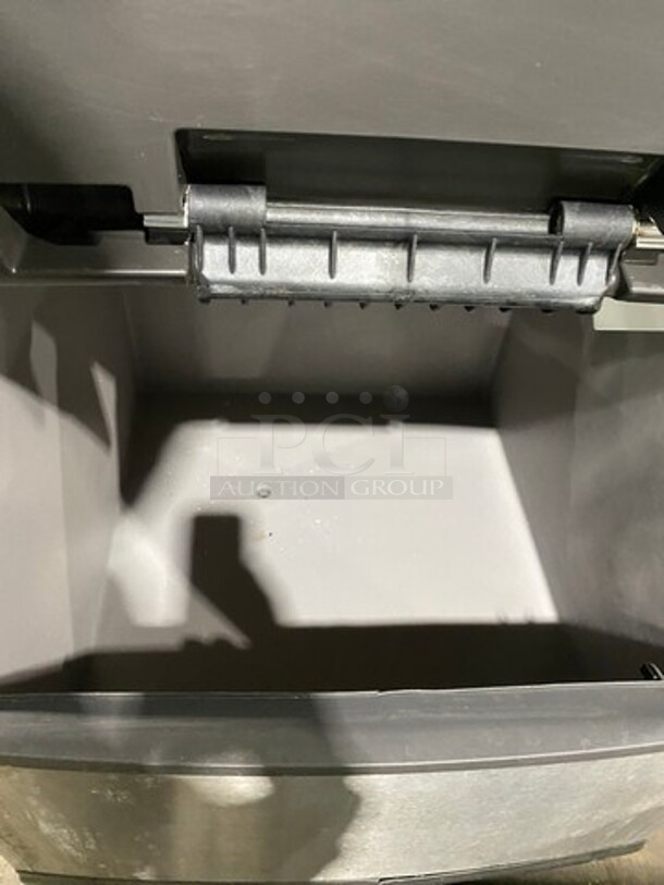 Manitowoc Commercial Ice Maker Machine! With Commercial Ice Bin! All Stainless Steel! On Legs! 2x Your Bid Makes One Unit! Model: SY0454A SN: 050163999 115V 60HZ 1 Phase, Model: B400 SN: 041220594 - Image 6 of 9