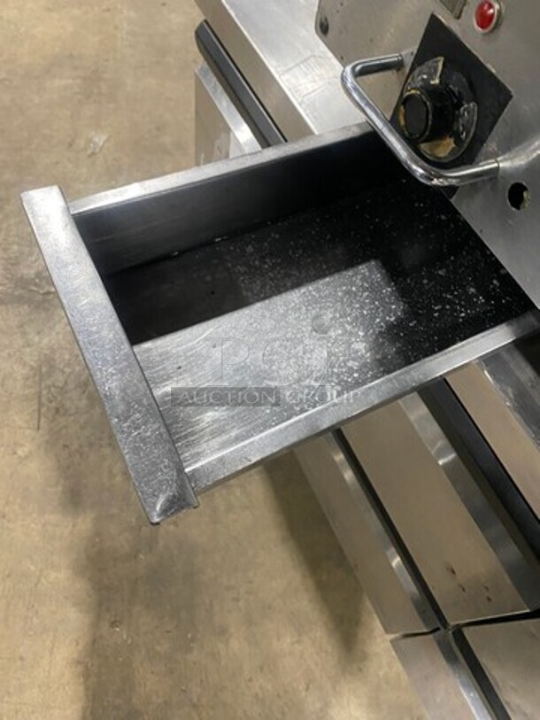 Vulcan Commercial Countertop Natural Gas Powered Flat Top Griddle! With Thermostat Controls! With Back And Side Splashes! All Stainless Steel! On Legs! Model: 24RFG SN: 650124046 - Image 8 of 11