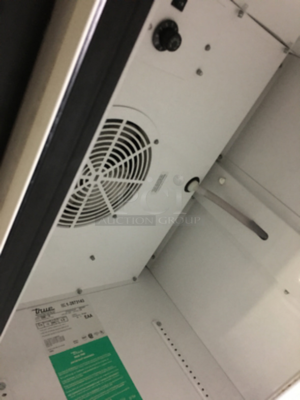 True Commercial Single Door Reach In Cooler Merchandiser! With Poly Coated Racks! With View Through Door! Model: GDM-19 SN: 12873143 115V 60HZ 1 Phase - Image 6 of 8