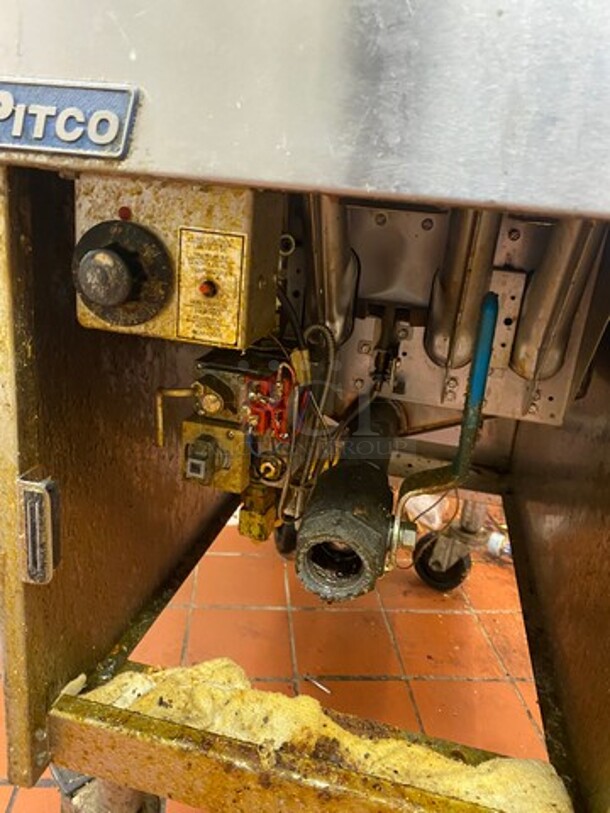 Pitco Commercial Natural Gas Powered Deep Fat Fryer! With Back And Side Splashes! With 2 Metal Frying Baskets! All Stainless Steel! On Casters! WORKING WHEN REMOVED! Model: SG14 SN: G17JB060174 - Image 7 of 9