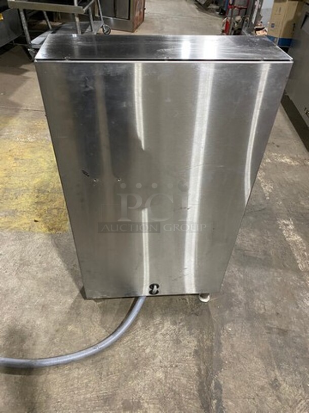 Fetco Commercial Countertop Dual Side Coffee Brewer! All Stainless Steel! Model: CBS52H20 SN: 140428040046A 120/208/240V 3 Phase - Image 3 of 8