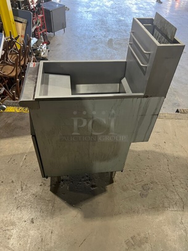 Mainstreet Commercial LP Powered Deep Fat Fryer! With Back Splash! All Stainless Steel! On Legs! Model: 541FF40L SN: 2104014006 - Image 6 of 8