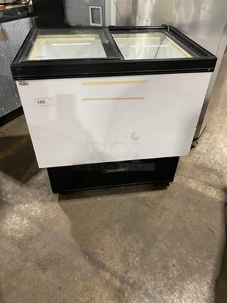 Hussmann Reach Down Chest Freezer Display! Model: SN090W SN: MY04C014012
