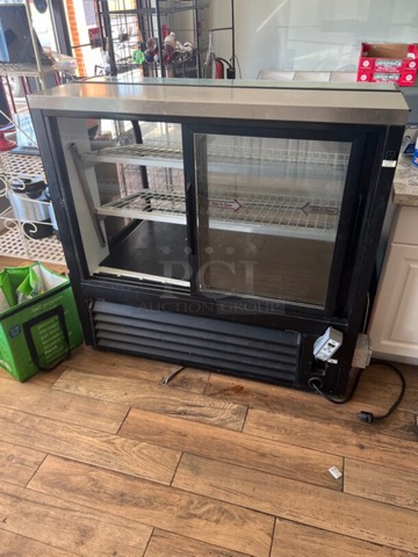 True Commercial Refrigerated Deli/Bakery Display Case Merchandiser! With Curved Front Glass! With Rear Access Doors! WORKING WHEN REMOVED! Model: TCGR50 SN: 13788178 115V 60HZ 1 Phase - Image 4 of 8