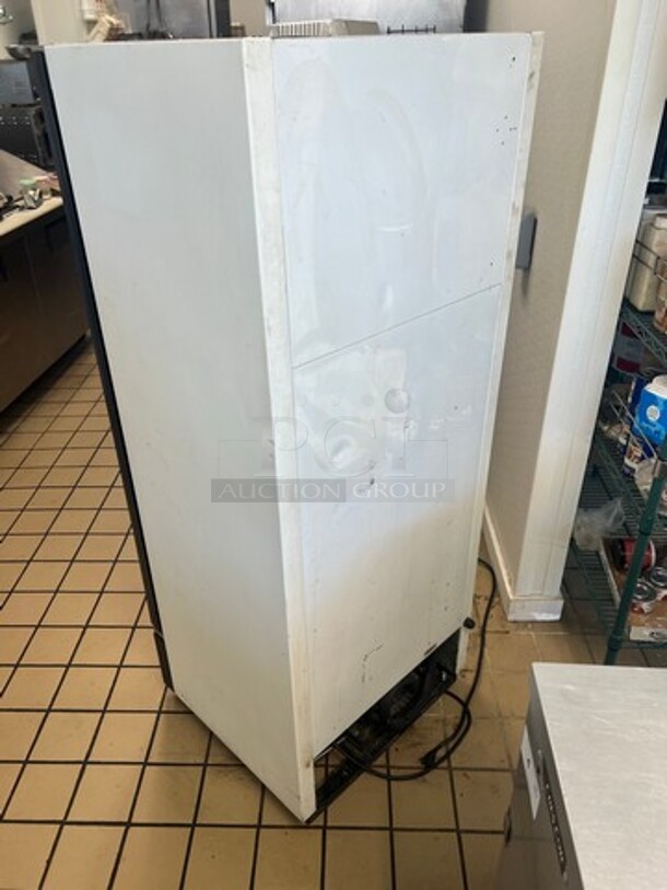 True Commercial Single Door Reach In Cooler Merchandiser! With View Through Door! Poly Coated Racks! WORKING WHEN REMOVED! Model: GDM12 SN: 13514645 115V 60HZ 1 Phase - Image 6 of 7