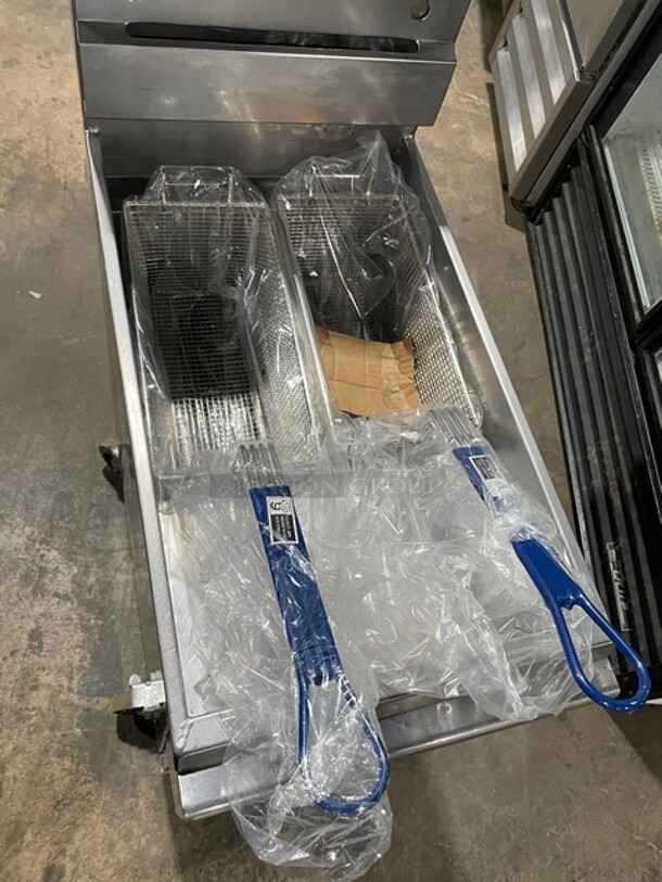 NICE! Pitco Commercial Natural Gas Powered Deep Fat Fryer! With Backsplash! All Stainless Steel! With 2 NEW Frying Baskets! On Casters! Model: 45C SN: G11DB014707! - Image 5 of 9