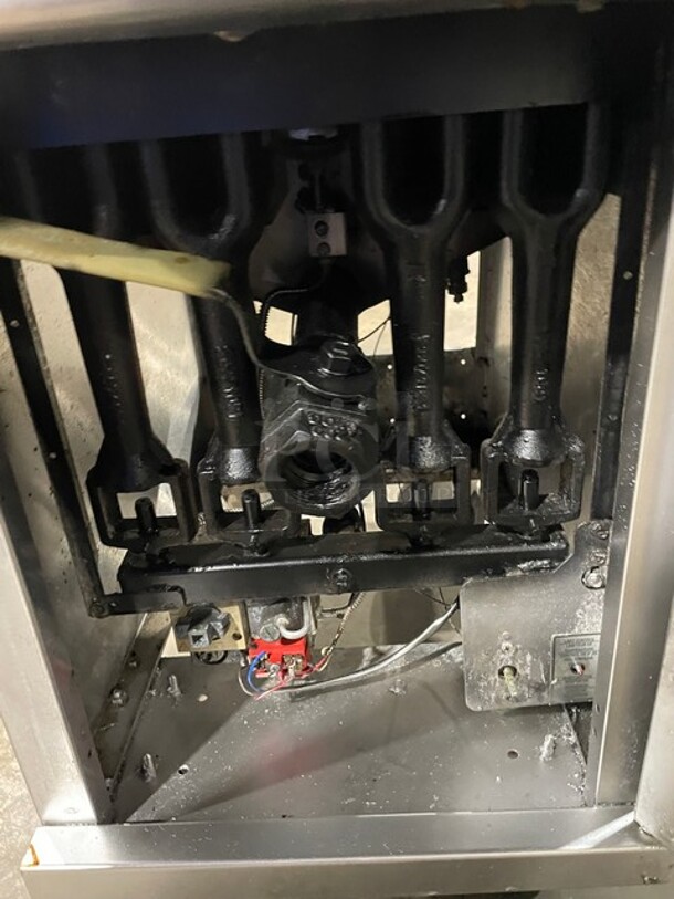 NICE! Pitco Commercial Natural Gas Powered Deep Fat Fryer! With Backsplash! All Stainless Steel! With 2 NEW Frying Baskets! On Casters! Model: 45C SN: G11DB014707! - Image 7 of 9