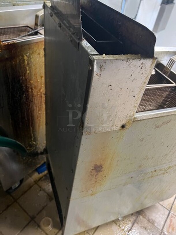 Frymaster Commercial Natural Gas Powered Deep Fat Fryer! All Stainless Steel! On Legs! WORKING WHEN REMOVED! Model: GF14SD SN: 0704FM0279 - Image 7 of 7