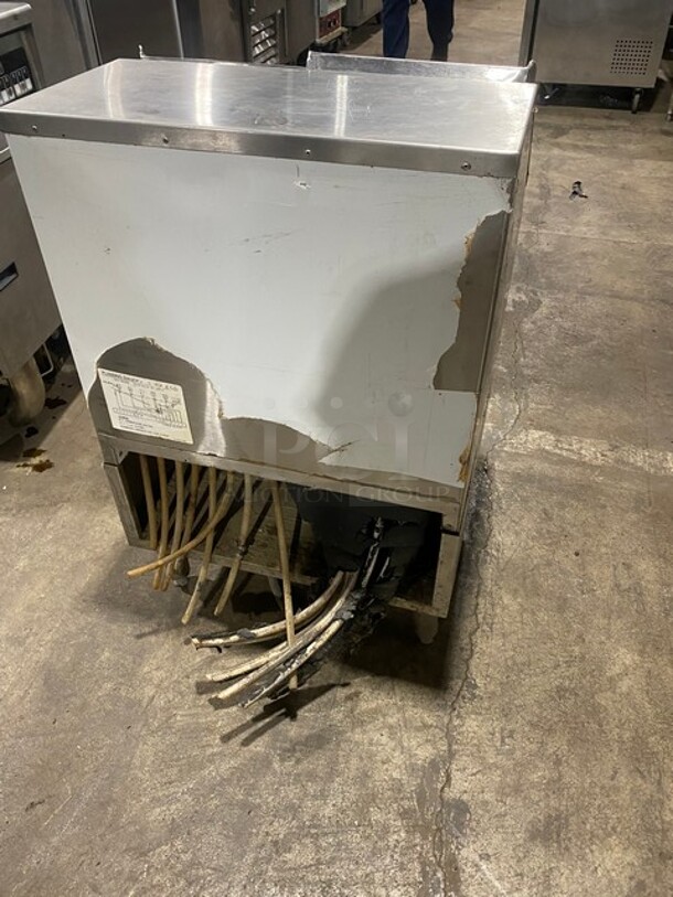 All Stainless Steel Free Standing Enclosed 10 Circuit Cold Plate/Ice Bin On Legs! - Image 3 of 7