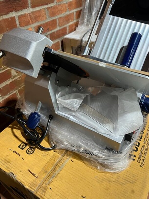 BRAND NEW! IN THE BOX! Espectro Commercial Countertop 10" Blade Deli/ Meat Slicer! All Stainless Steel! Model: SLE10T - Image 4 of 5
