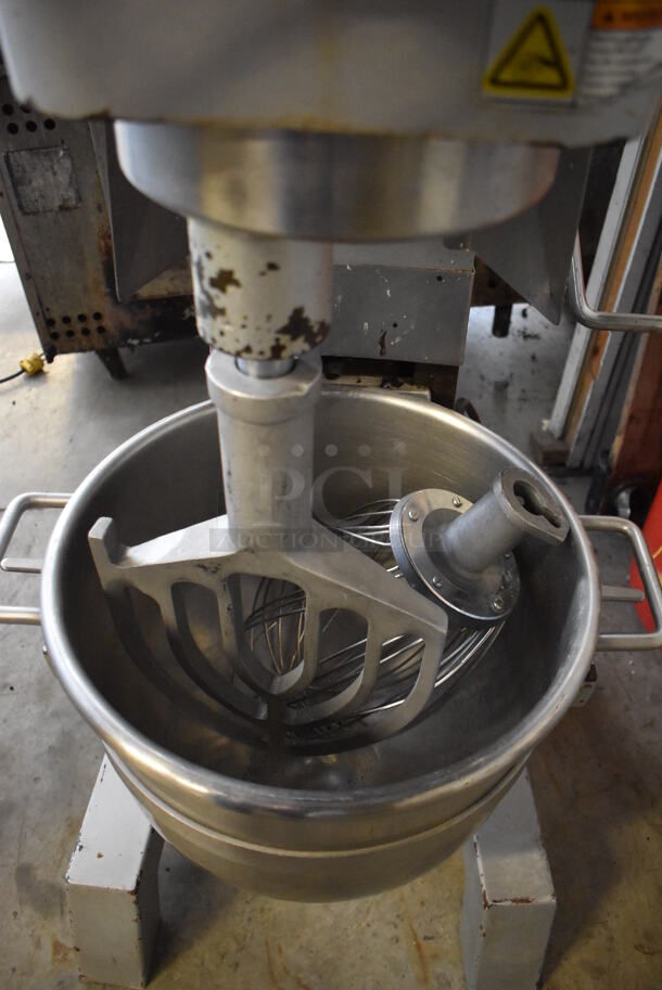 2015 Omcan SP300A Metal Commercial Floor Style 30 Quart Planetary Dough Mixer w/ Stainless Steel Mixing Bowl, Bowl Guard, Whisk and Paddle Attachments. 110 Volts, 1 Phase. 21x26x46. Tested and Working! - Image 5 of 9