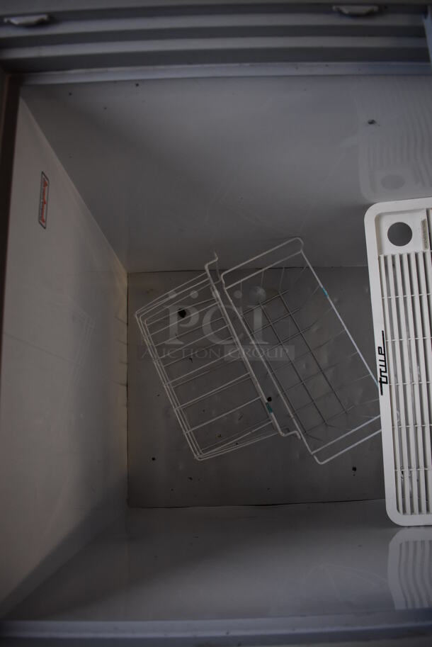 2016 True TFM-41FL Metal Commercial Chest Freezer Merchandiser on Commercial Casters. 115 Volts, 1 Phase. 41.5x26x35. Tested and Powers On But Does Not Get Cold - Image 7 of 7