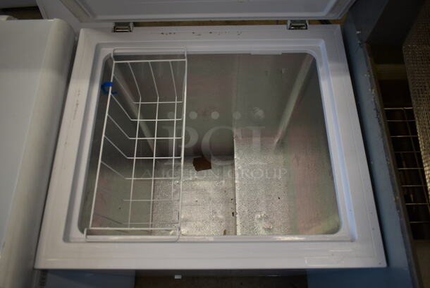 Hisense LFC050N6AWE Metal Chest Freezer w/ Hinge Lid. 115 Volts, 1 Phase. Tested and Working! - Image 4 of 5