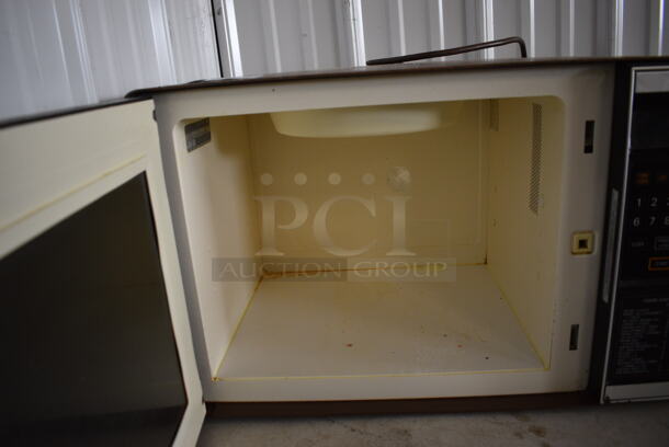 General Electric Model J ET211 002 Metal Commercial Countertop Microwave Oven. 120 Volts, 1 Phase. 24x15x16 - Image 4 of 5