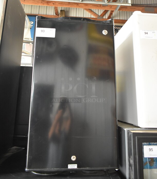 General Electric GE SFR03BAZABB Metal Mini Cooler. 115 Volts, 1 Phase. Tested and Working! - Image 1 of 3