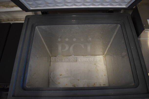 Avanti CF97/CF98PSS Metal Commercial Chest Freezer. 115 Volts, 1 Phase. 25.5x21x33. Tested and Working! - Image 4 of 5