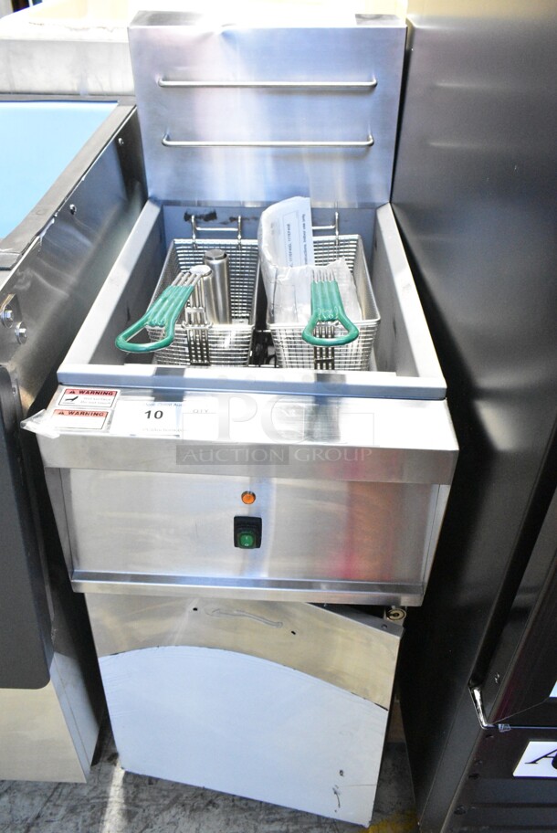BRAND NEW SCRATCH AND DENT! 2023 Avantco 177EF40D Stainless Steel Commercial 40 lb. Electric Floor Fryer - 240 Volts, 1 Phase.  - Image 2 of 11