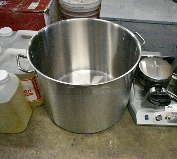 BRAND NEW SCRATCH AND DENT! Vigor 473SSPOT80 80 Qt. Heavy-Duty Stainless Steel Aluminum-Clad Stock Pot with Cover - Image 5 of 6