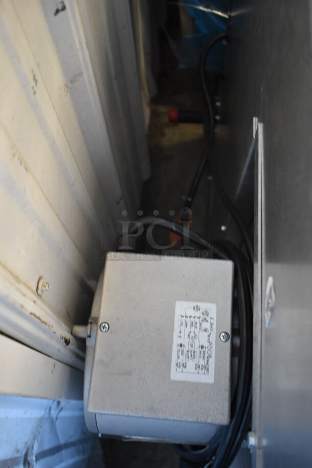 BRAND NEW SCRATCH AND DENT! Vulcan VC5GD-21D1Z Stainless Steel Commercial Stainless Steel Commercial Propane Gas Powered Full Size Commercial Convection Oven w/ View Through Doors, Metal Oven Racks and Thermostatic Controls. See Pictures For Broken Glass Pane on Left Door. - Image 10 of 11