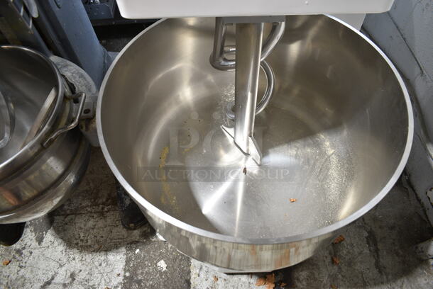 BRAND NEW SCRATCH AND DENT! Estella 348SM130 Metal Commercial Floor Style 130 Qt. / 195 lb. Two-Speed Spiral Dough Mixer w/ Stainless Steel Mixing Bowl, Bowl Guard and Dough Hook Attachment. 220 Volts, 3 Phase - Image 4 of 9