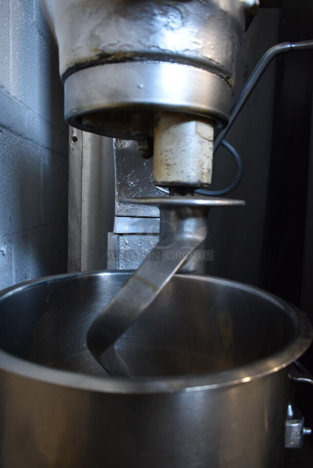 Hobart A200 Metal Commercial Countertop 20 Quart Planetary Dough Mixer w/ Stainless Steel Mixing Bowl, Dough Hook and Whisk Attachments. 115 Volts, 1 Phase. Tested and Working! - Image 6 of 10
