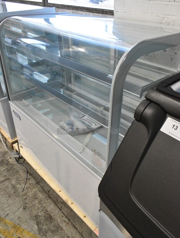 BRAND NEW SCRATCH AND DENT! Avantco BC-48-HC 48" Curved Glass White Refrigerated Bakery Display Case. 115 Volts, 1 Phase. Tested and Working! - Image 3 of 5