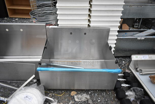 BRAND NEW SCRATCH AND DENT! Stainless Steel Single Bay Sink.  - Image 1 of 5