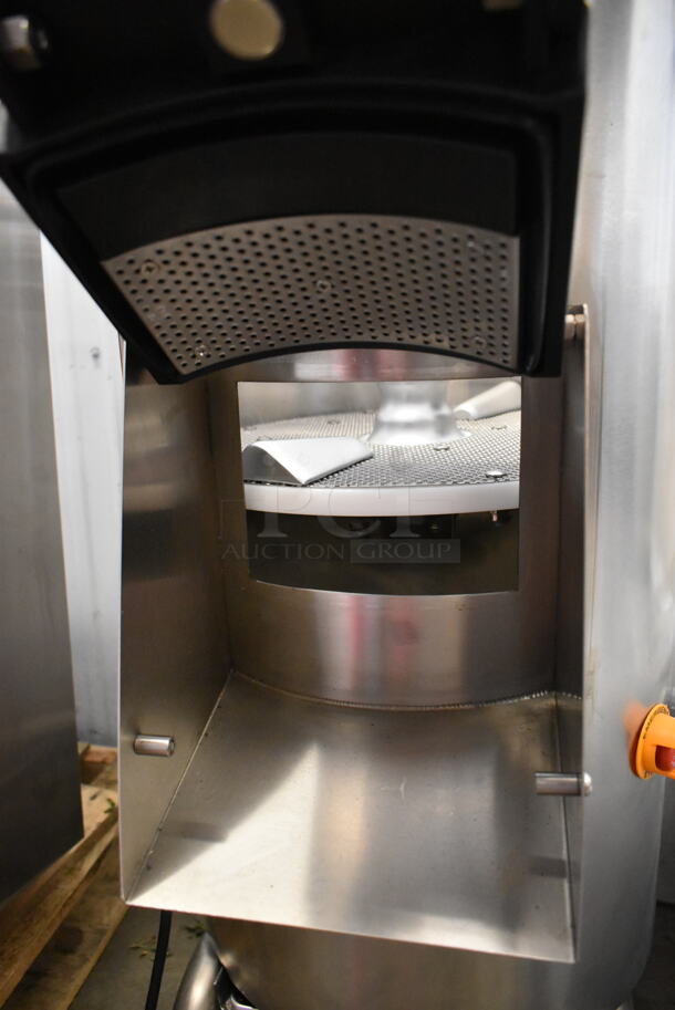BRAND NEW SCRATCH AND DENT! 2022 Avantco 177PPF40 Stainless Steel Commercial Floor Style 40 Pound Potato Peeler. 120 Volts, 1 Phase. Tested and Working! - Image 7 of 11