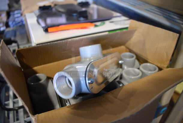 Box of 10 BRAND NEW! Steel Electric T2ACG Rigid IMC Conduit Bodies. 5.5x2x2.5  - Image 3 of 4