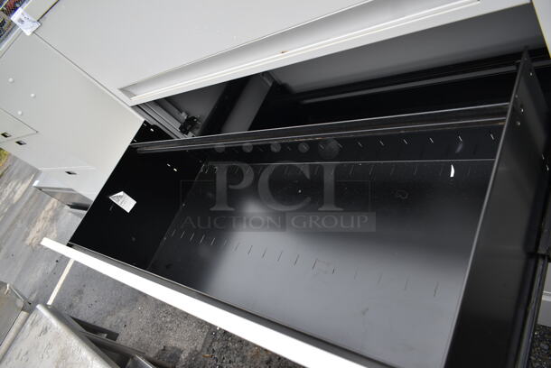 Metal 4 Drawer and 1 Cabinet Filing Cabinet. - Image 3 of 6