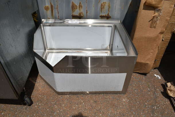 BRAND NEW SCRATCH AND DENT! Regency 600SM202812C 16-Gauge Stainless Steel One Compartment Corner Mop Sink with Notched Front - 28" x 20" x 12" Bowl - Image 2 of 4