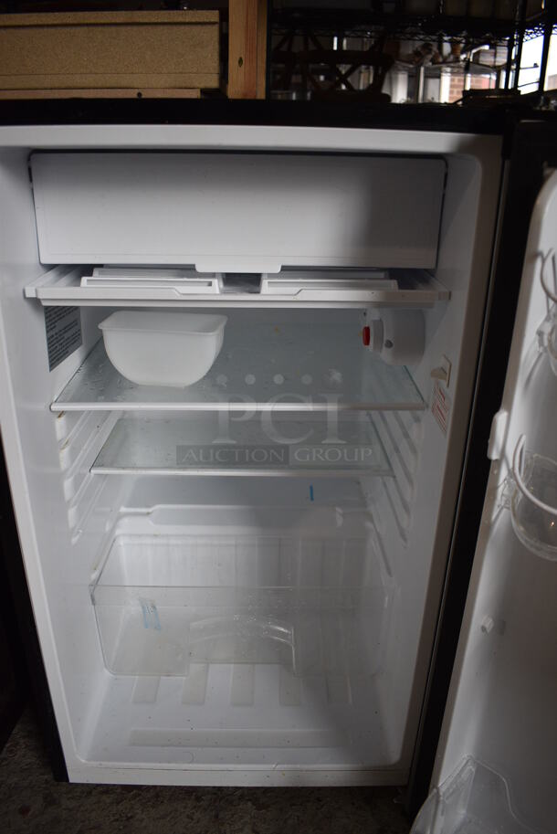 Magic Chef Model HMBR440SE Mini Cooler. 115 Volts, 1 Phase. 19x22x33. Tested and Powers On But Does Not Get Cold - Image 4 of 7