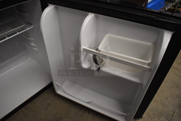 Frigidaire EFR100 Metal Mini Cooler. 115 Volts, 1 Phase. 18x18x20. Tested and Working! - Image 5 of 6
