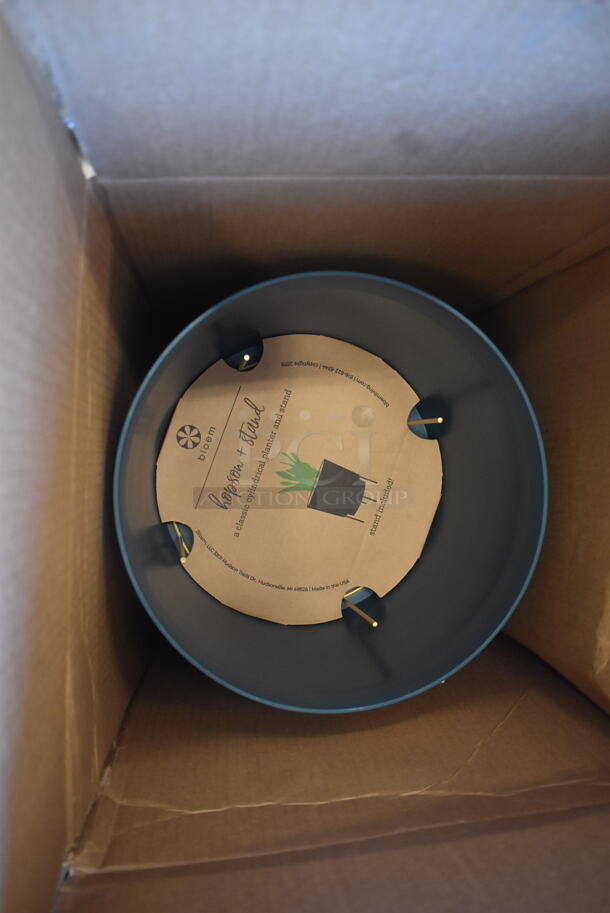 3 Boxes Including NEW Planters and Garden Hoses Sprayers. 3 Times Your Bid! - Image 5 of 5